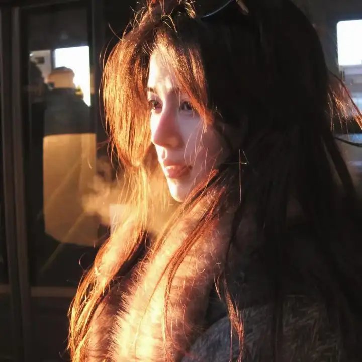 照片中的女孩